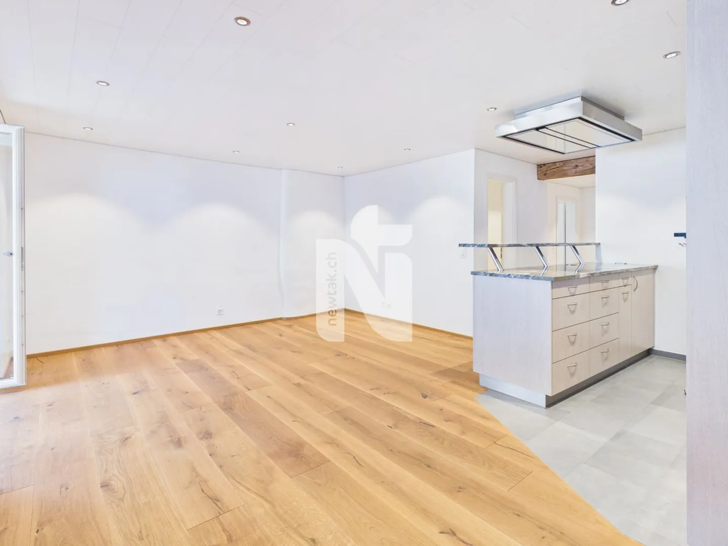 Appartamento 2.5 camere ristrutturato con amore, dal fascino rustico e balcone in posizione centrale a Liestal - Foto 4 di 12