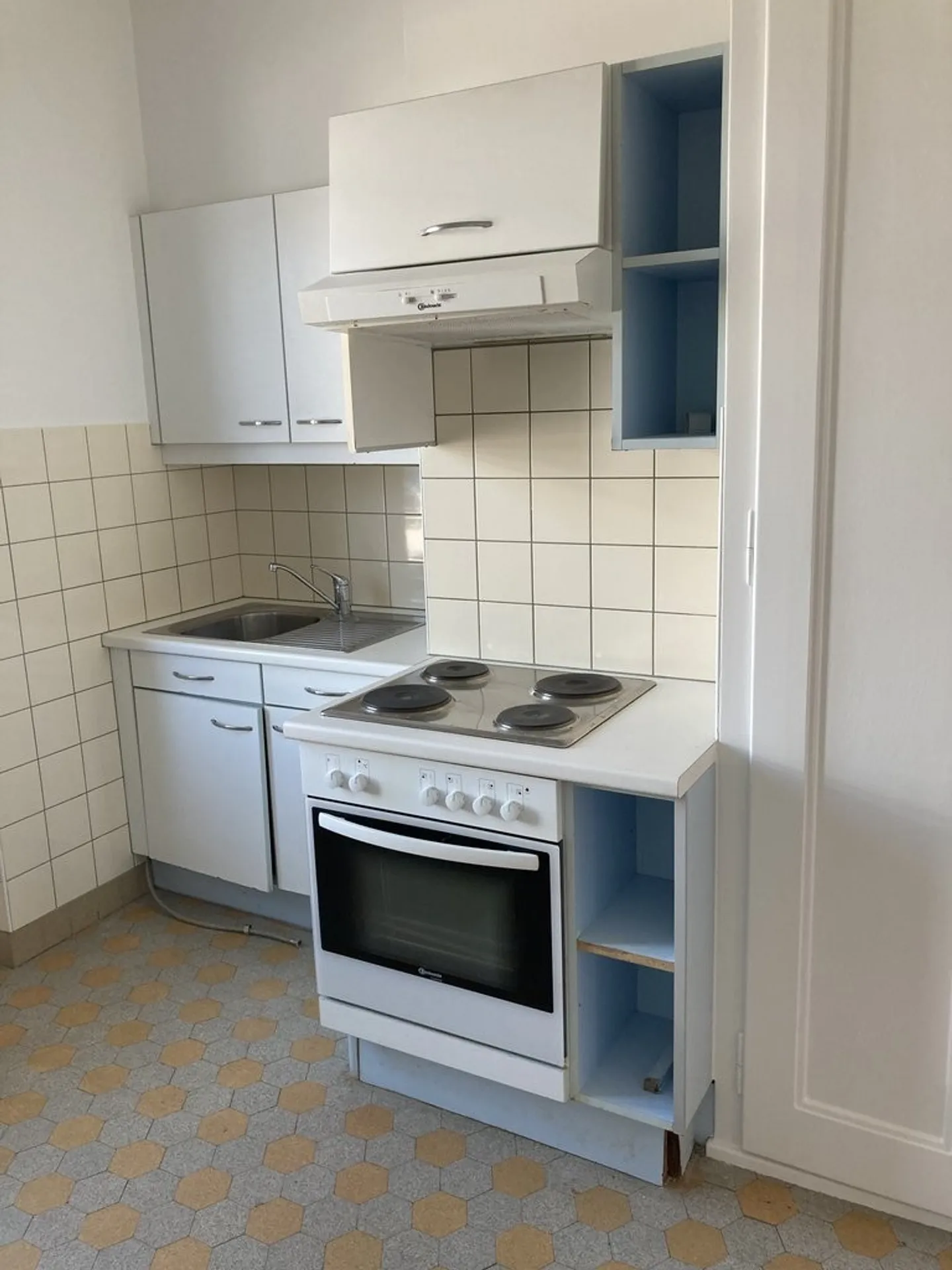 BEAUTIFUL BRIGHT APARTMENT PARTIALLY RENOVATED - Photo 4 of 6