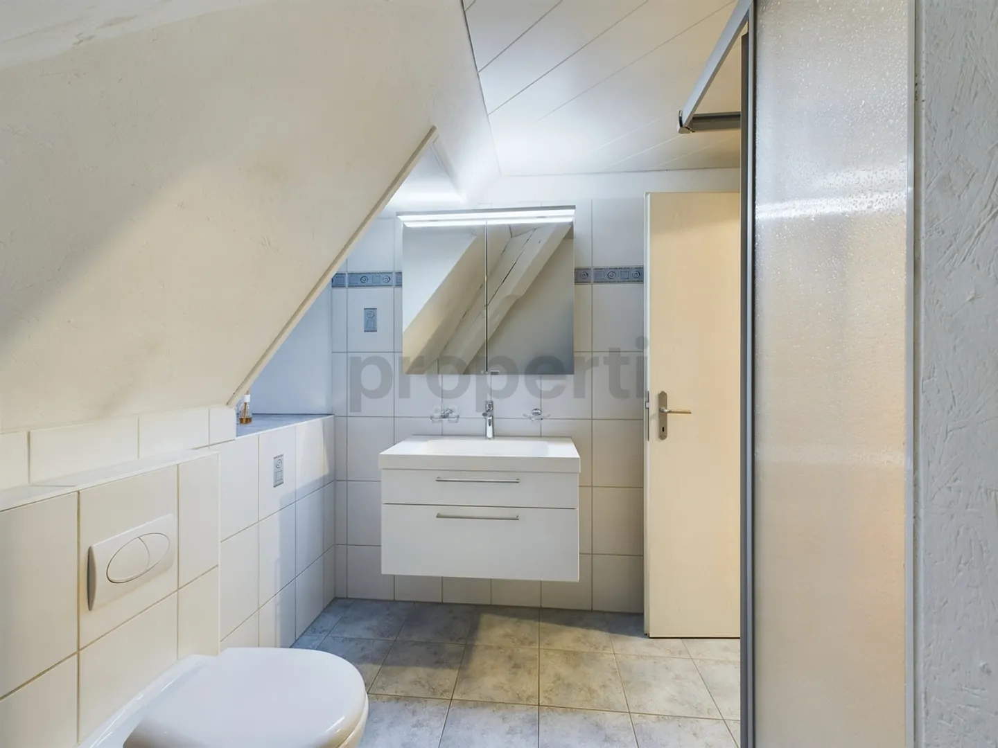 Charming furnished and centrally located 3.5-room attic apartment in Wassen - Photo 6 of 7