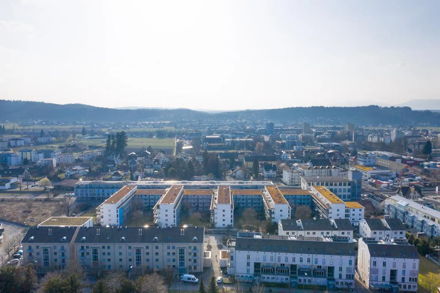 Charmante appartement de 3,5 pièces au rez-de-chaussée avec une grande terrasse - Photo 1 sur 8