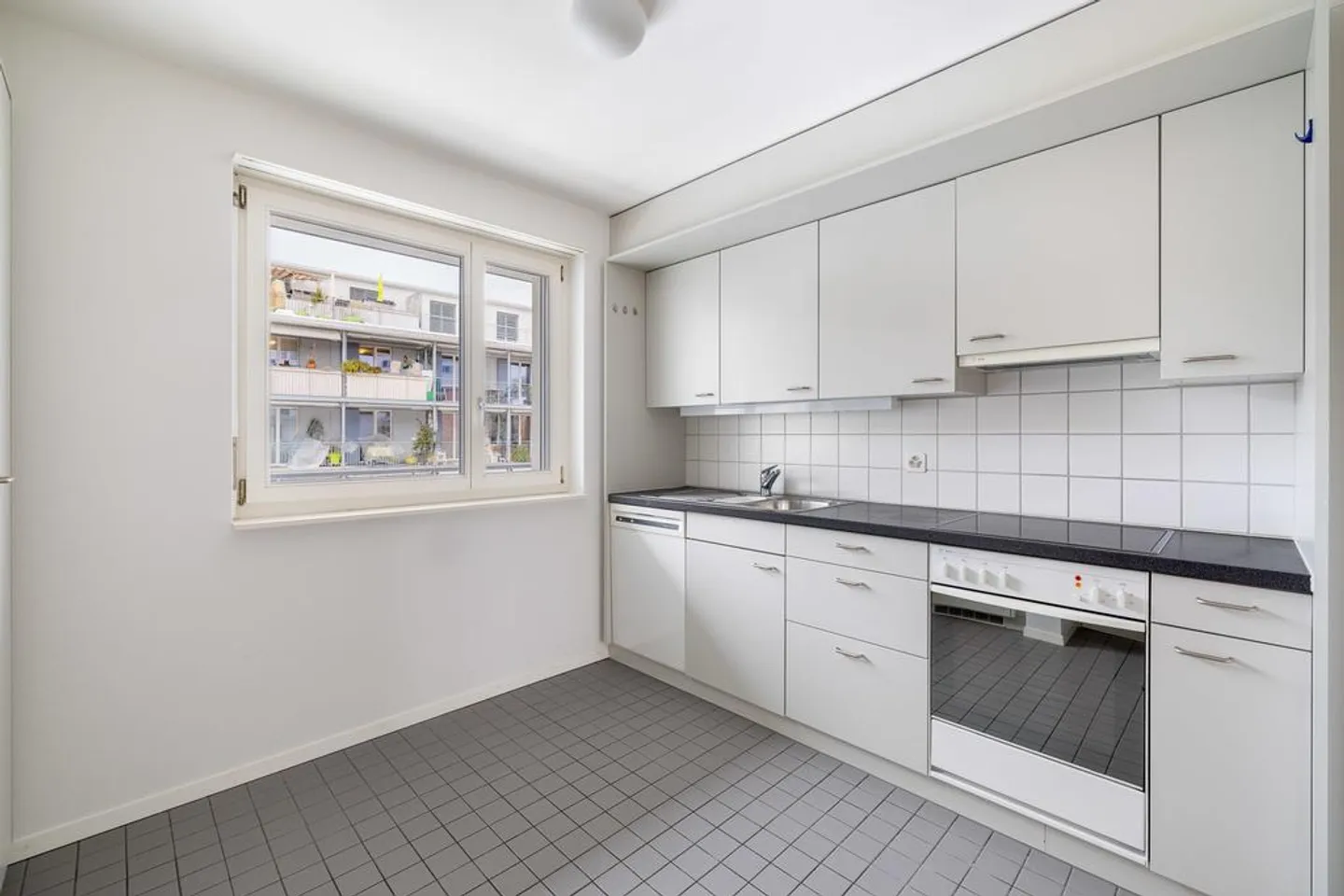 Charmante appartement de 3,5 pièces au rez-de-chaussée avec une grande terrasse - Photo 2 sur 8