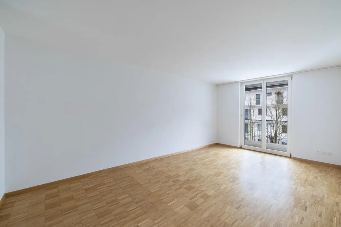 Charmante appartement de 3,5 pièces au rez-de-chaussée avec une grande terrasse - Photo 3 sur 8