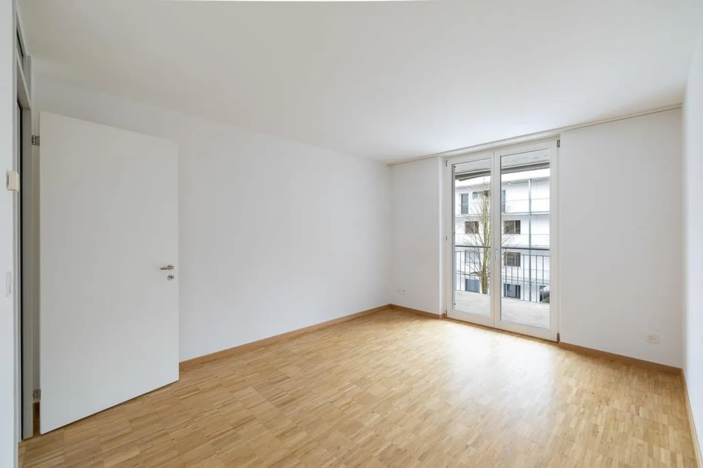 Charmante appartement de 3,5 pièces au rez-de-chaussée avec une grande terrasse - Photo 4 sur 8