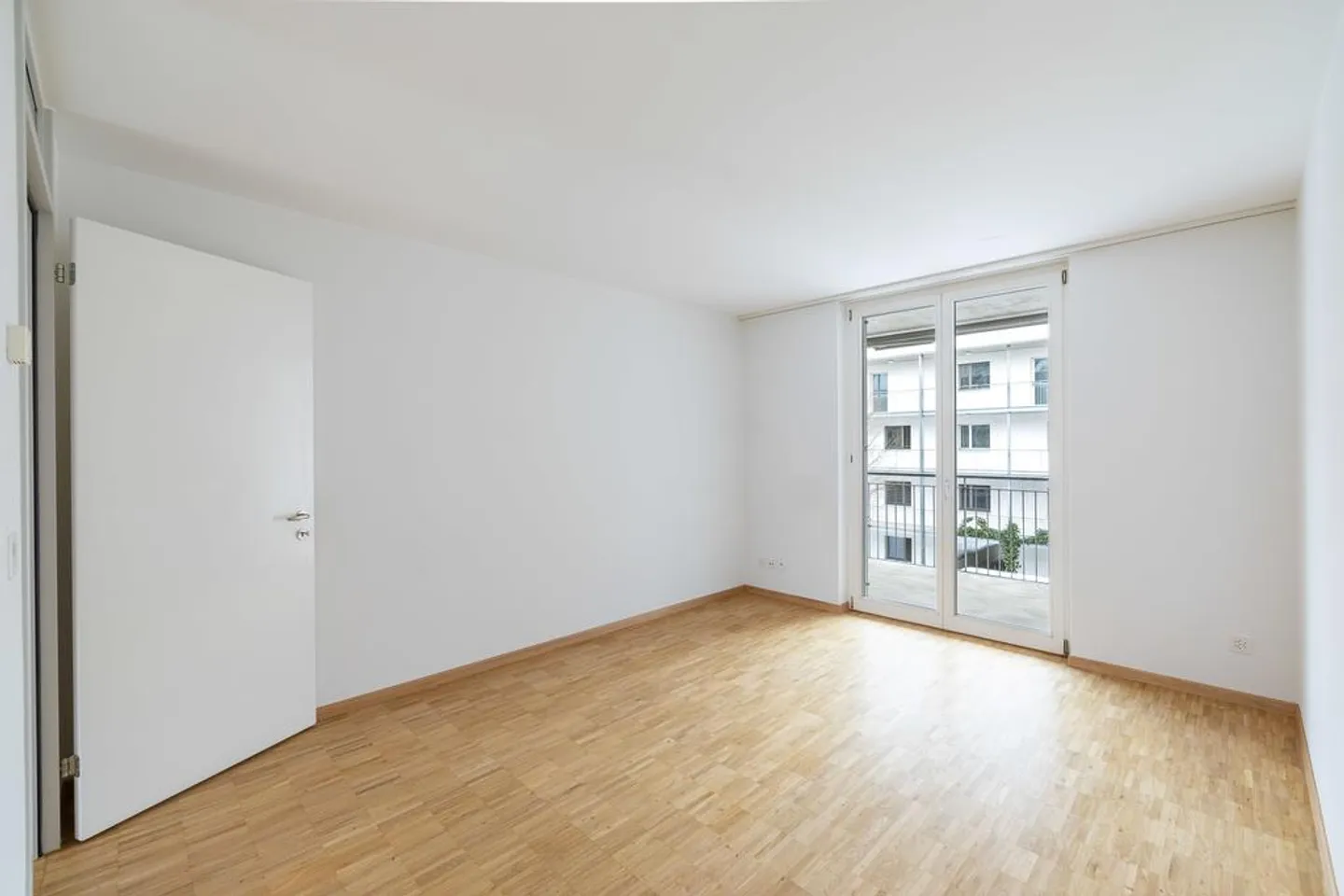 Charmante appartement de 3,5 pièces au rez-de-chaussée avec une grande terrasse - Photo 5 sur 8