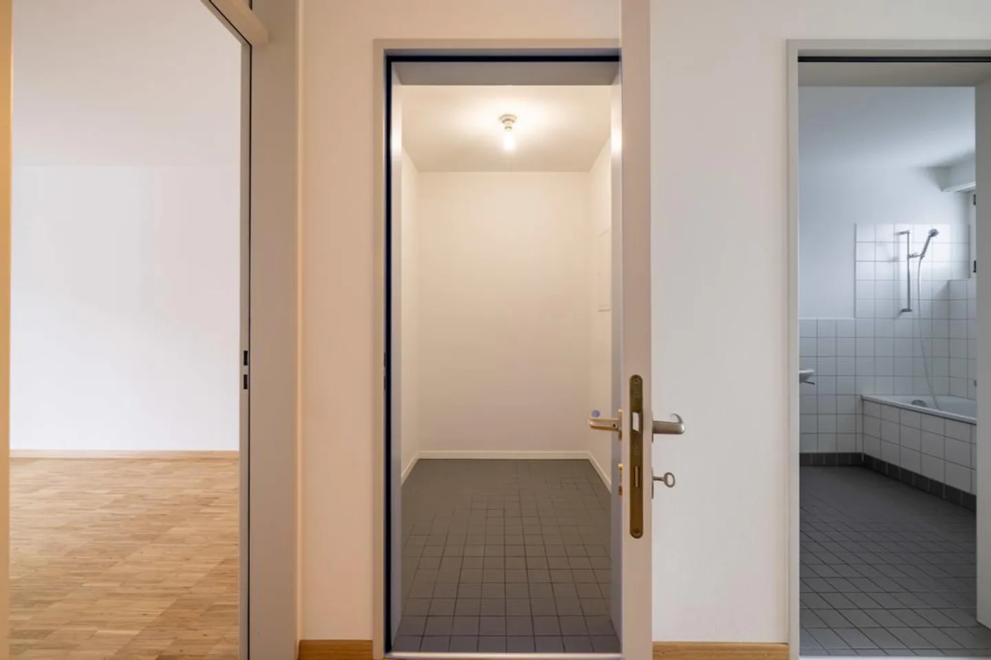 Charmante appartement de 3,5 pièces au rez-de-chaussée avec une grande terrasse - Photo 7 sur 8