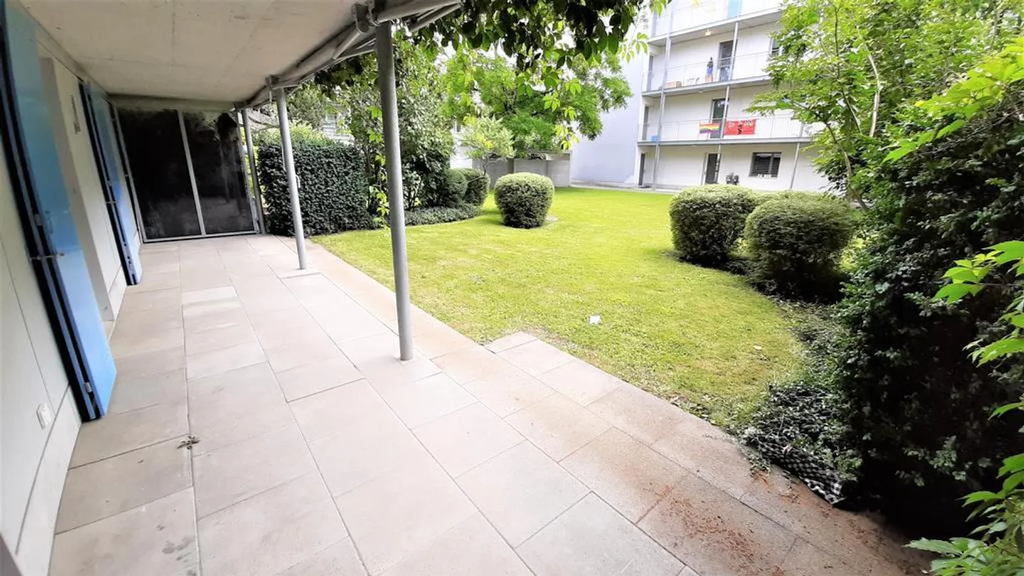 Charmante appartement de 3,5 pièces au rez-de-chaussée avec une grande terrasse - Photo 8 sur 8