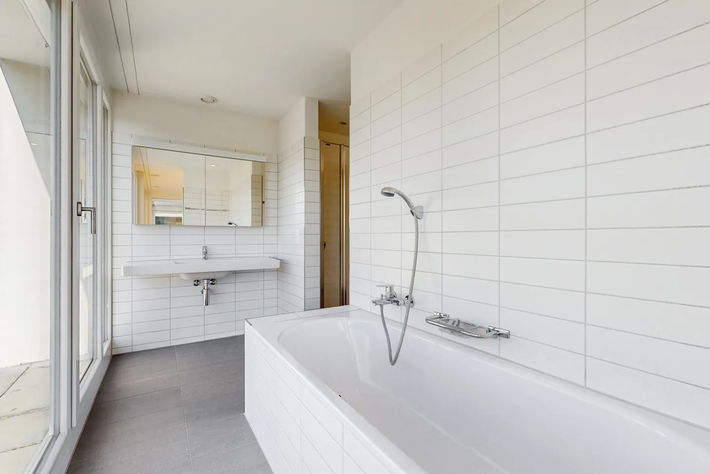 Beautiful penthouse apartment with a view of greenery - Photo 9 of 10