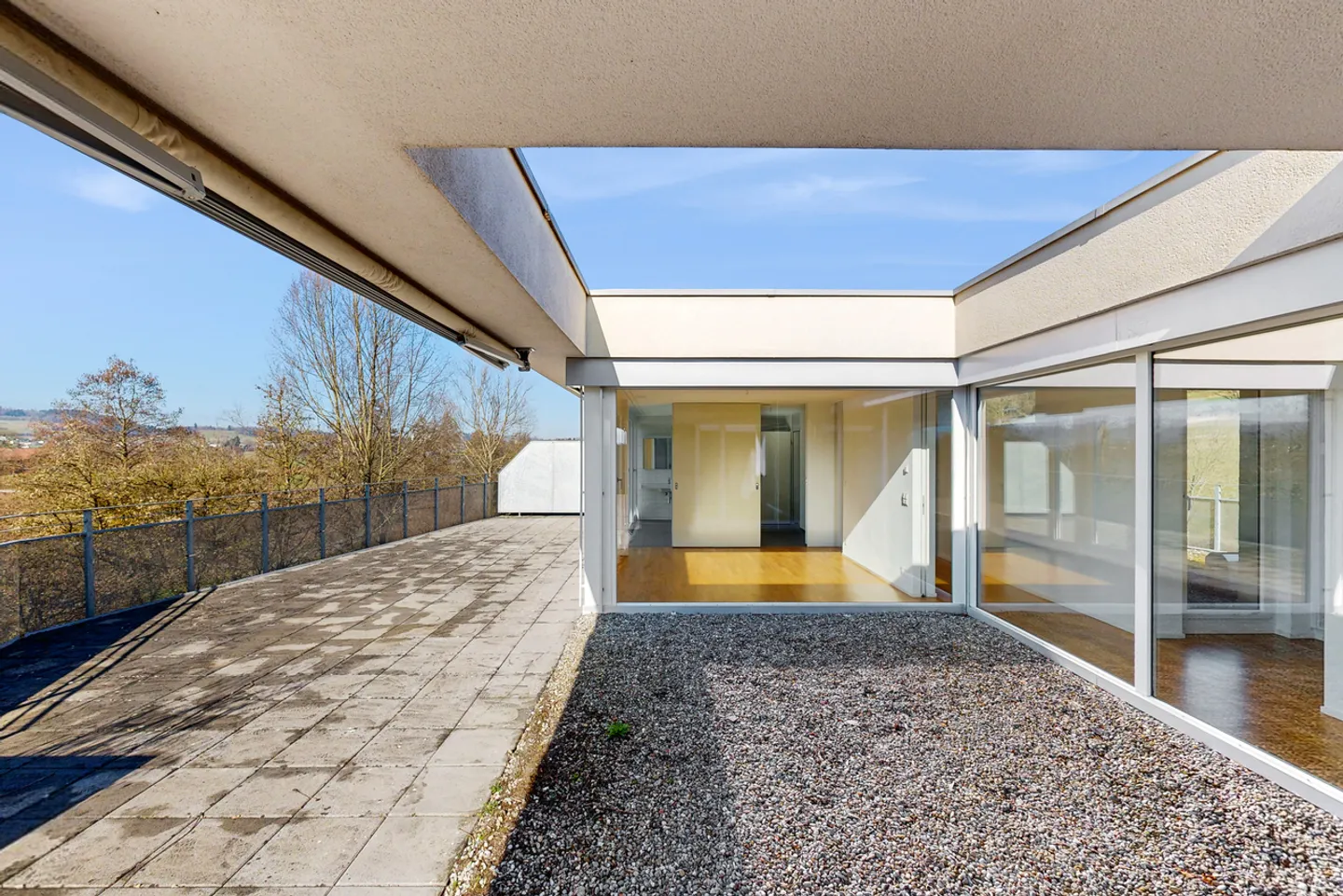 Beautiful penthouse apartment with a view of greenery - Photo 10 of 10