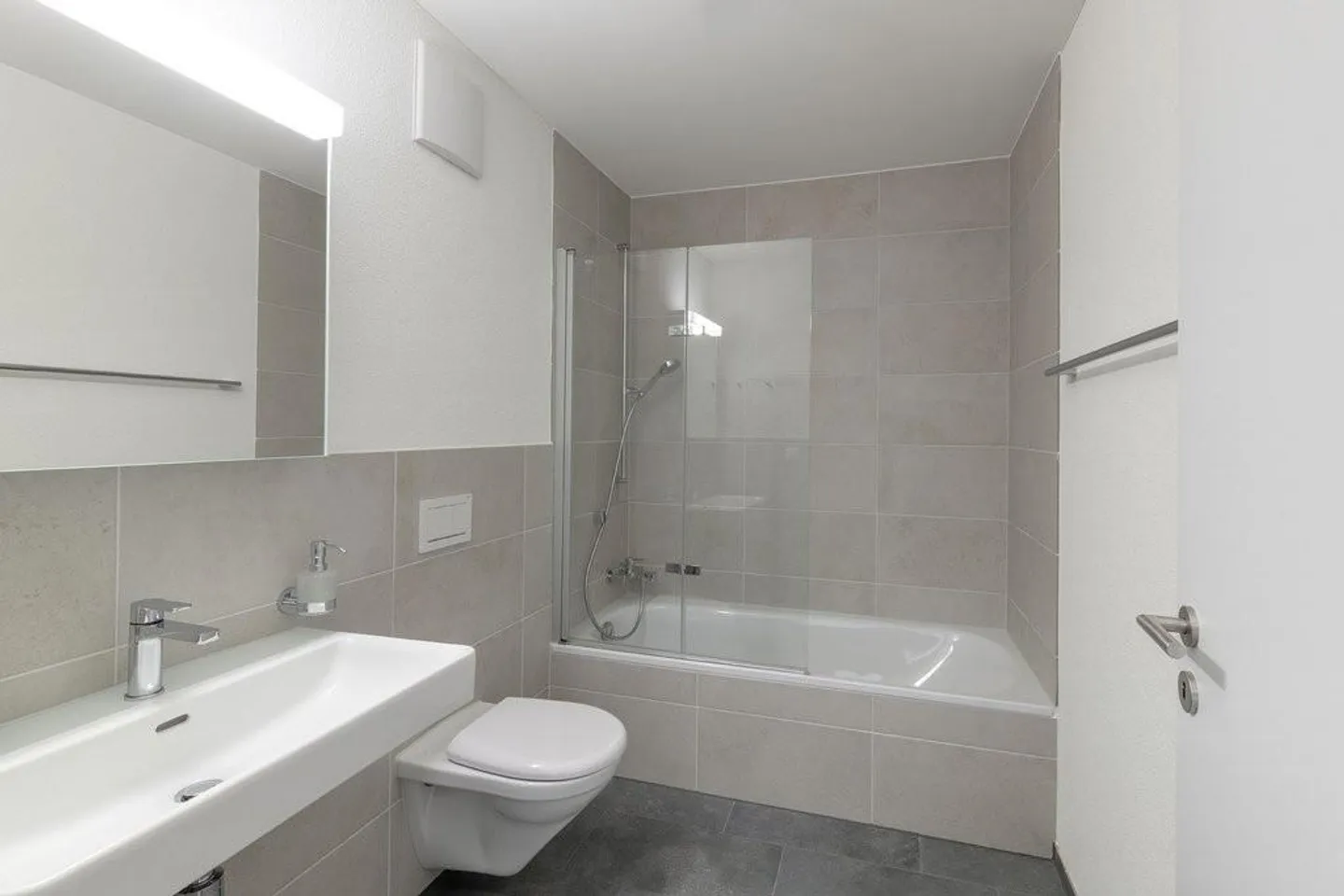 Appartamento luminoso e moderno di 3,5 stanze nel verde - Foto 2 di 5