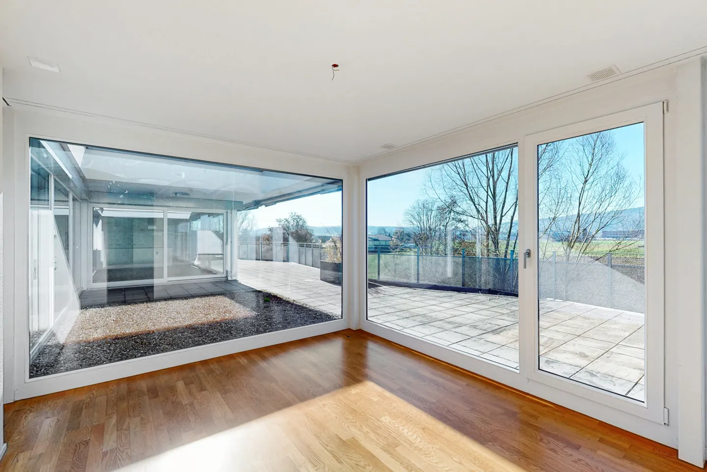 Beautiful penthouse apartment with a view of greenery - Photo 4 of 10