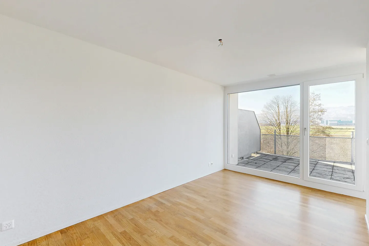 Beautiful penthouse apartment with a view of greenery - Photo 5 of 10