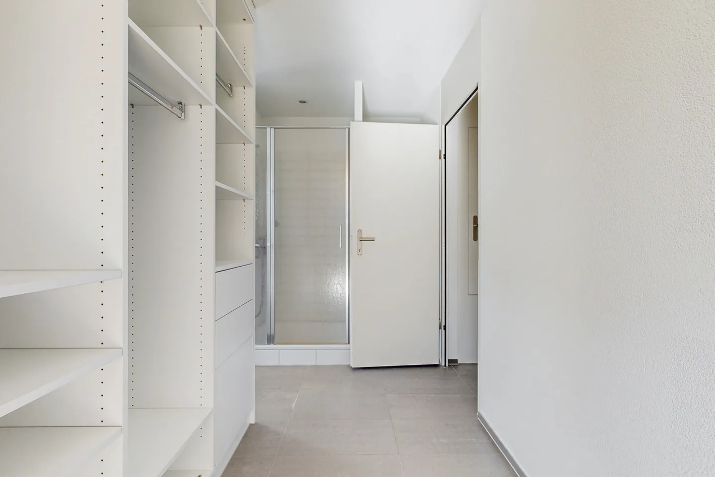 Beautiful penthouse apartment with a view of greenery - Photo 6 of 10