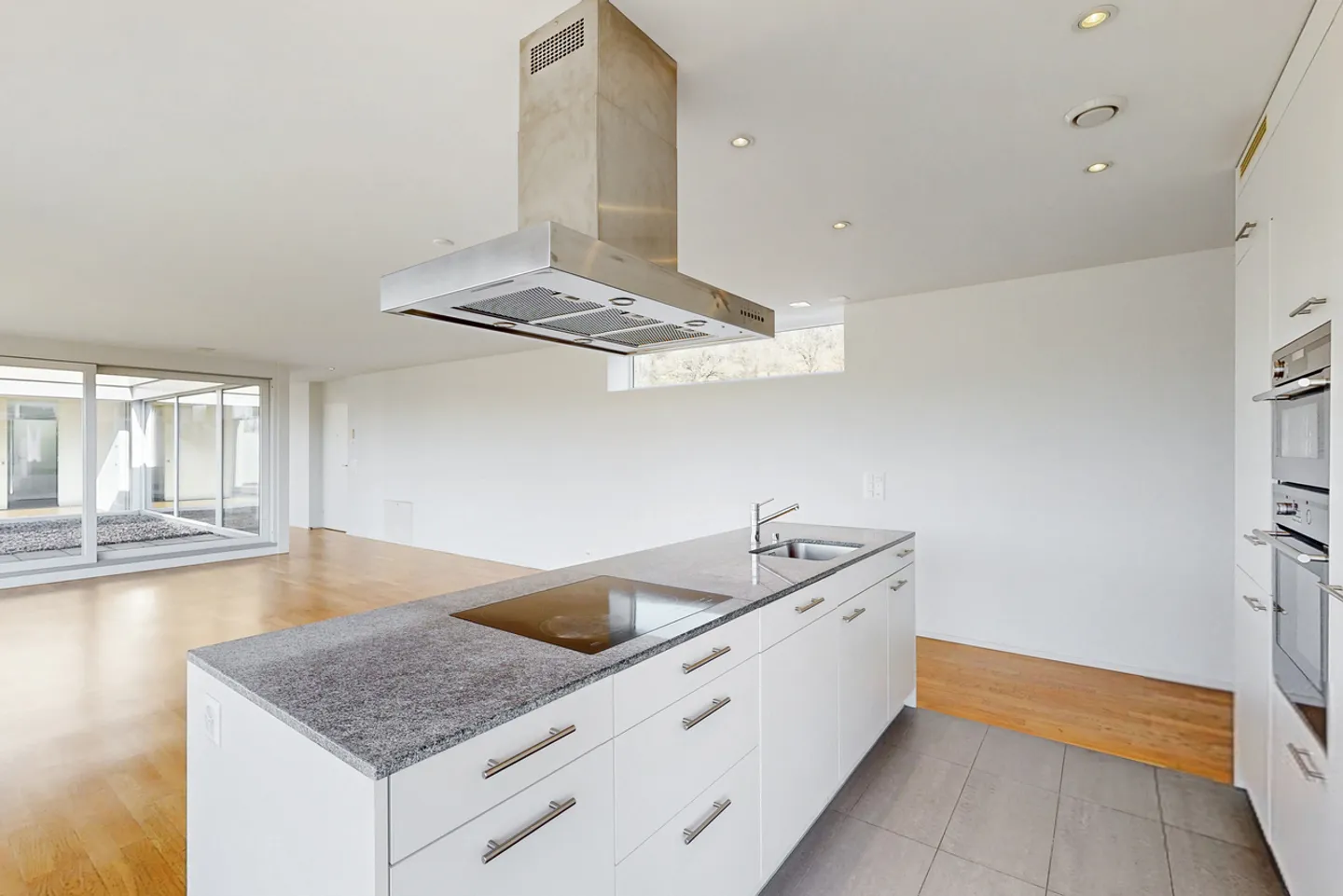 Beautiful penthouse apartment with a view of greenery - Photo 7 of 10