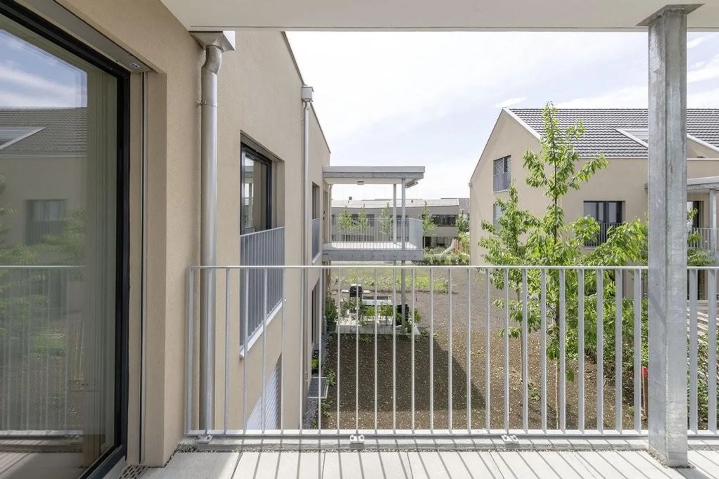 Appartamento luminoso e moderno di 3,5 stanze nel verde - Foto 3 di 5