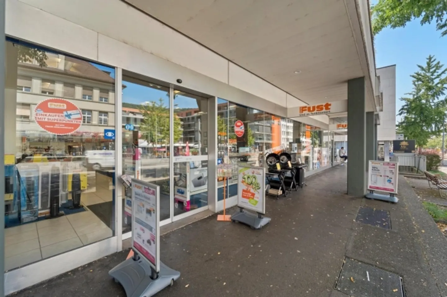 Espace de vente dans un emplacement privilégié avec un fort trafic - Photo 2 sur 7