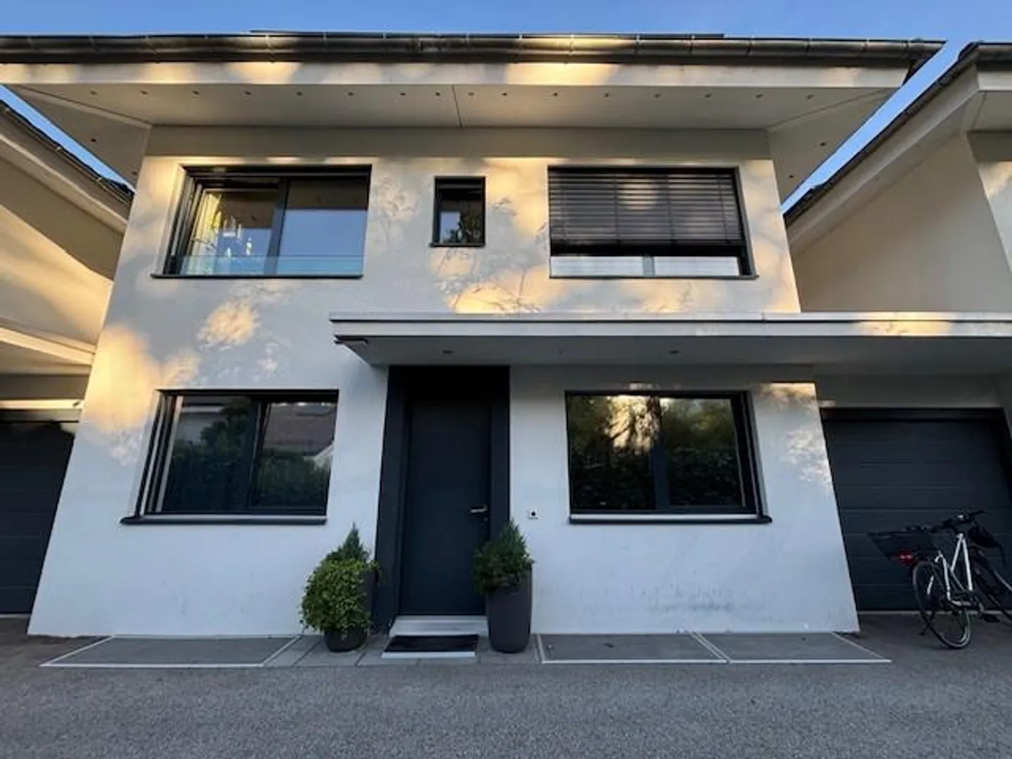 CONTEMPORARY VILLA WITH 7 ROOMS AND GARDEN - Photo 1 of 13