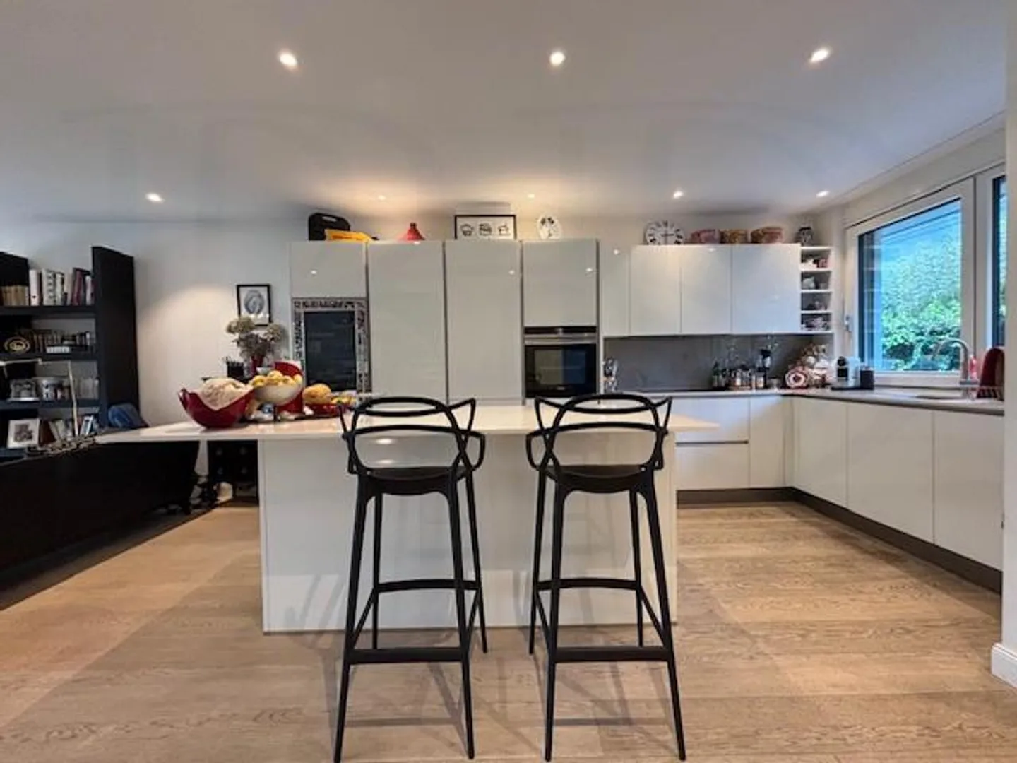 CONTEMPORARY VILLA WITH 7 ROOMS AND GARDEN - Photo 2 of 13