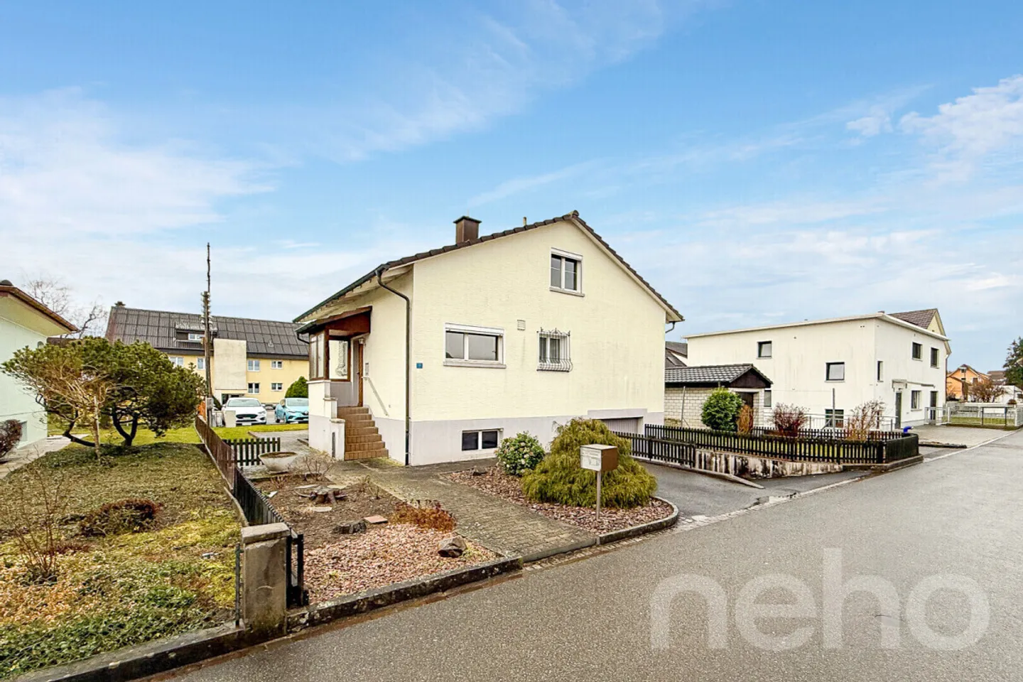 Detached single-family home with great potential in a quiet location - Photo 2 of 12