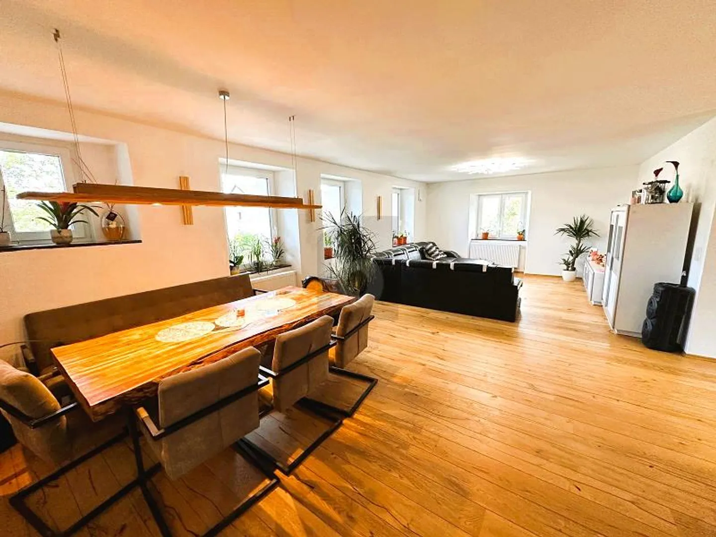 HIGH-QUALITY FULLY RENOVATED, IN A QUIET LOCATION - Photo 3 of 6