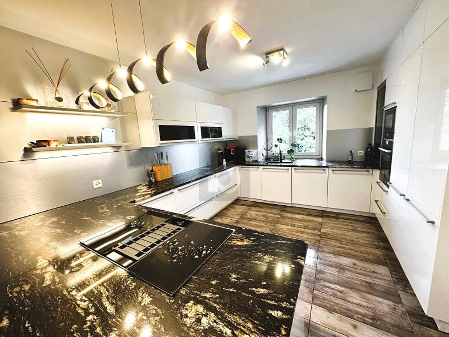 HIGH-QUALITY FULLY RENOVATED, IN A QUIET LOCATION - Photo 4 of 6