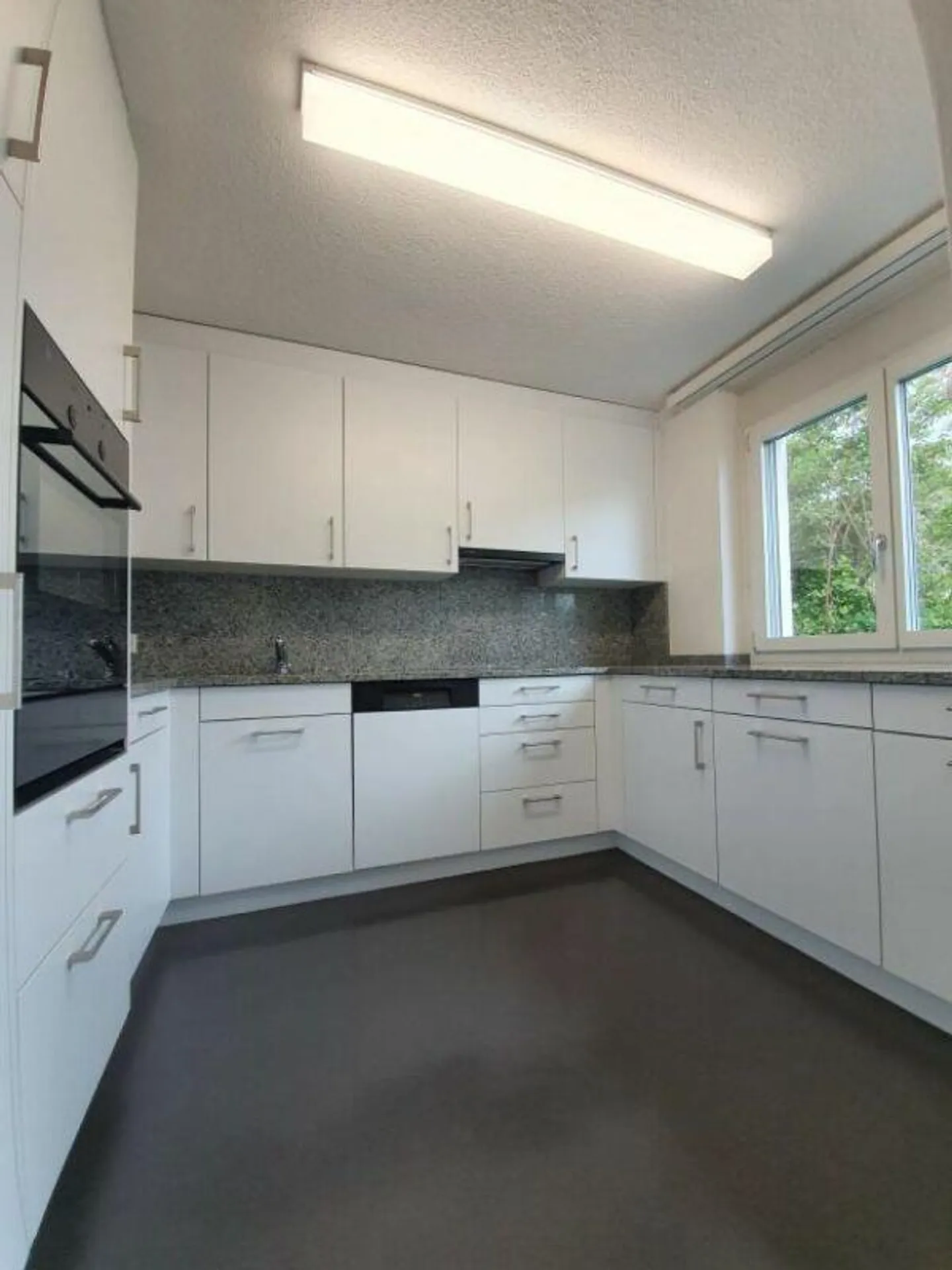 Appartement lumineux de 5,5 pièces avec buanderie privée ! - Photo 1 sur 4