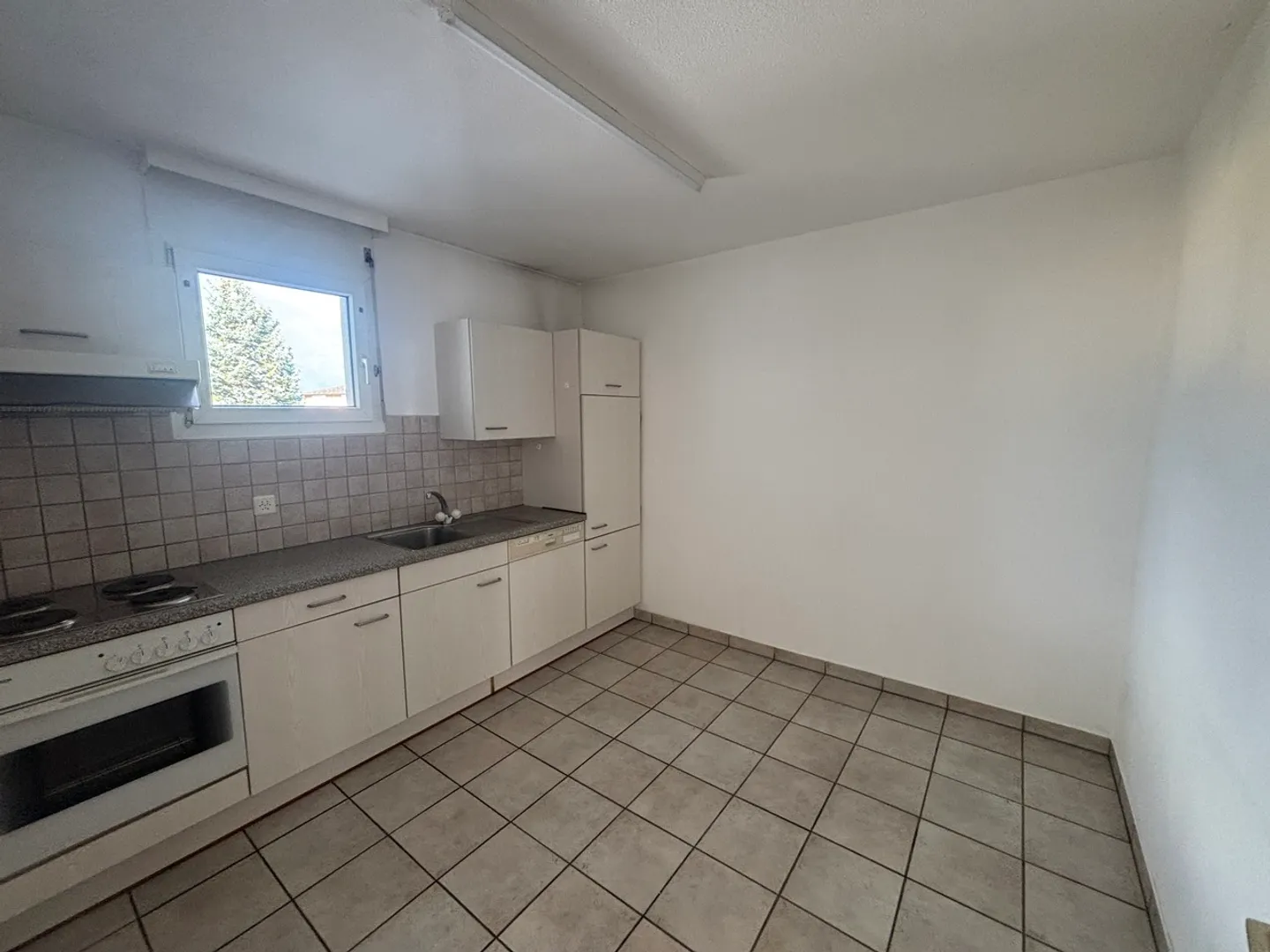Charming 2.5-Room Apartment - Photo 2 of 11