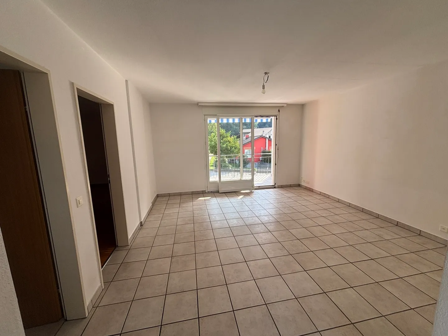 Charming 2.5-Room Apartment - Photo 4 of 11