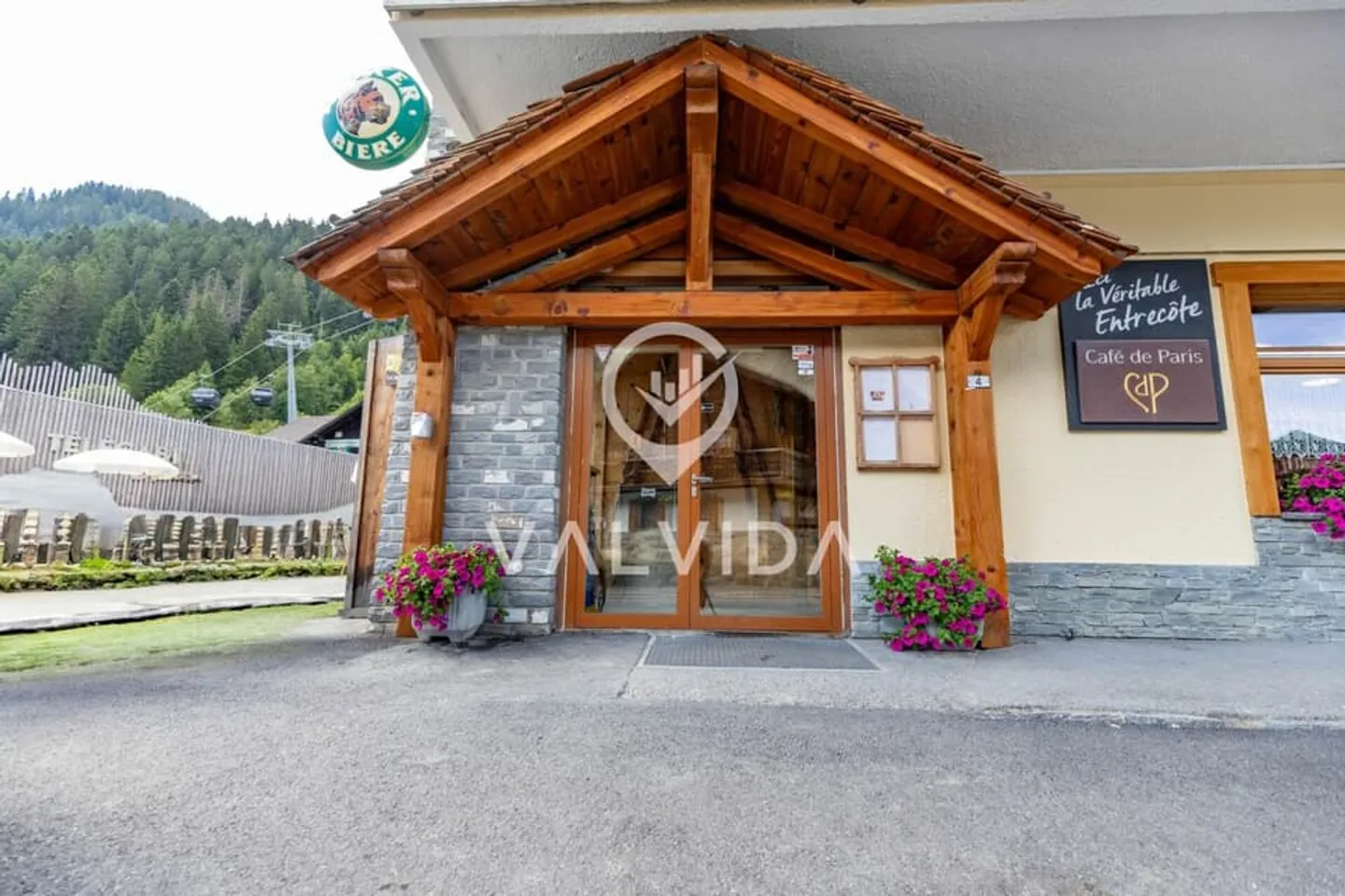 Ristorante completamente attrezzato in posizione privilegiata a Morgins, direttamente vicino alla funivia - Foto 3 di 13