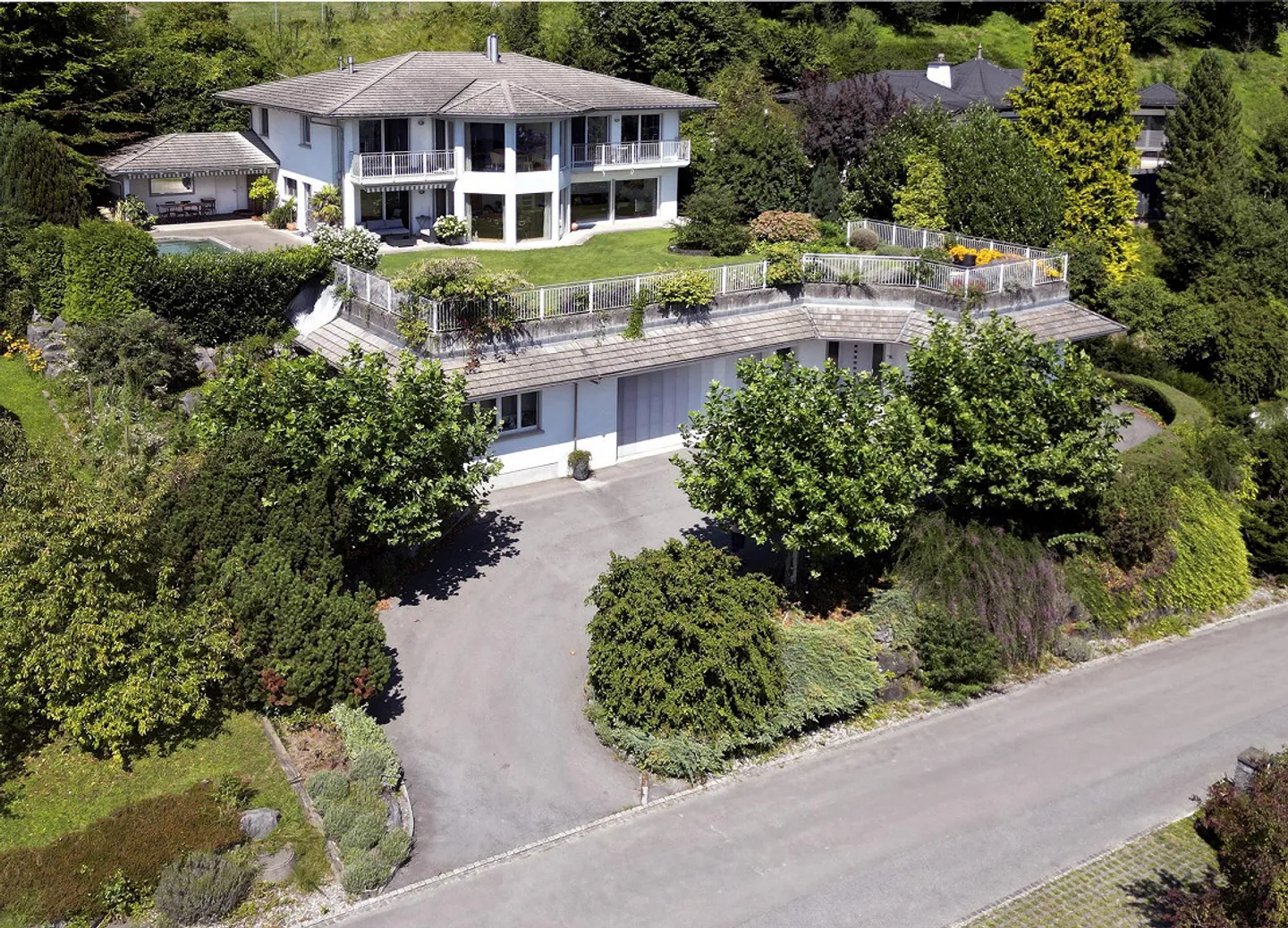 Villa avec vue dégagée et potentiel d'utilisation polyvalent - Photo 1 sur 8