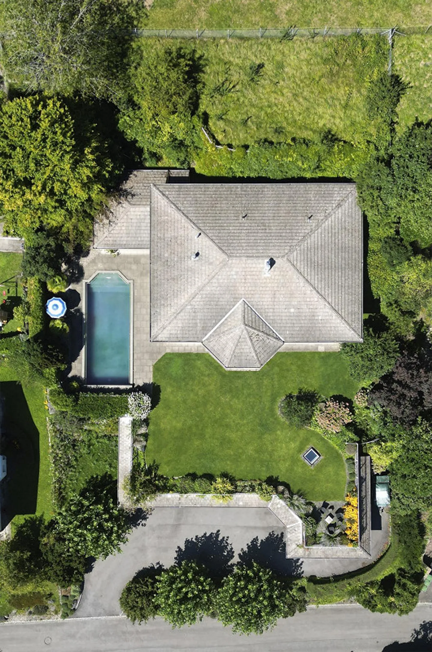 Villa avec vue dégagée et potentiel d'utilisation polyvalent - Photo 3 sur 8