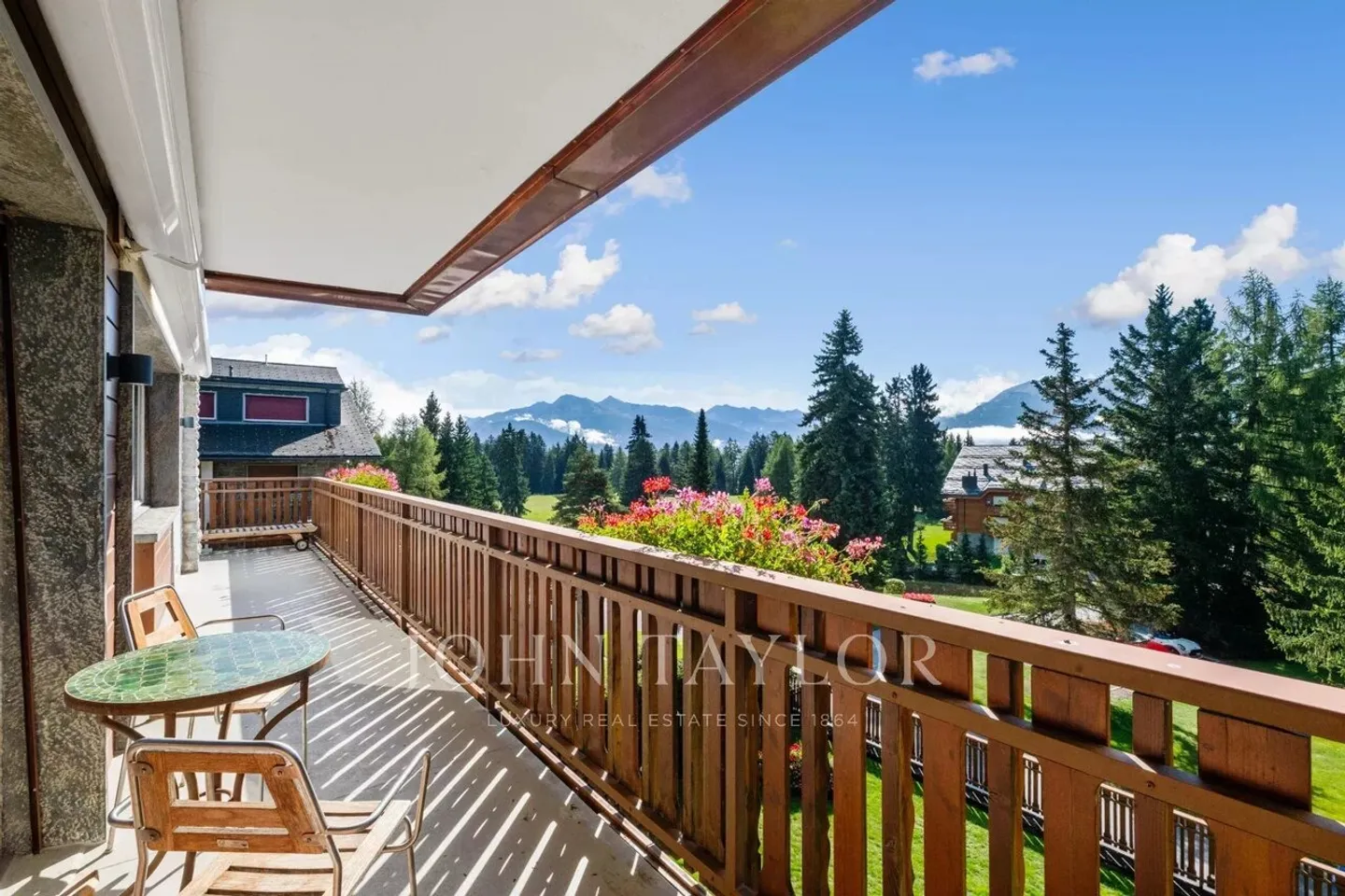 CRANS-MONTANA Near center - Bright 4.5 room apartment + 1 maid's room, magnificent view, balcony, garage. - Photo 6 of 12