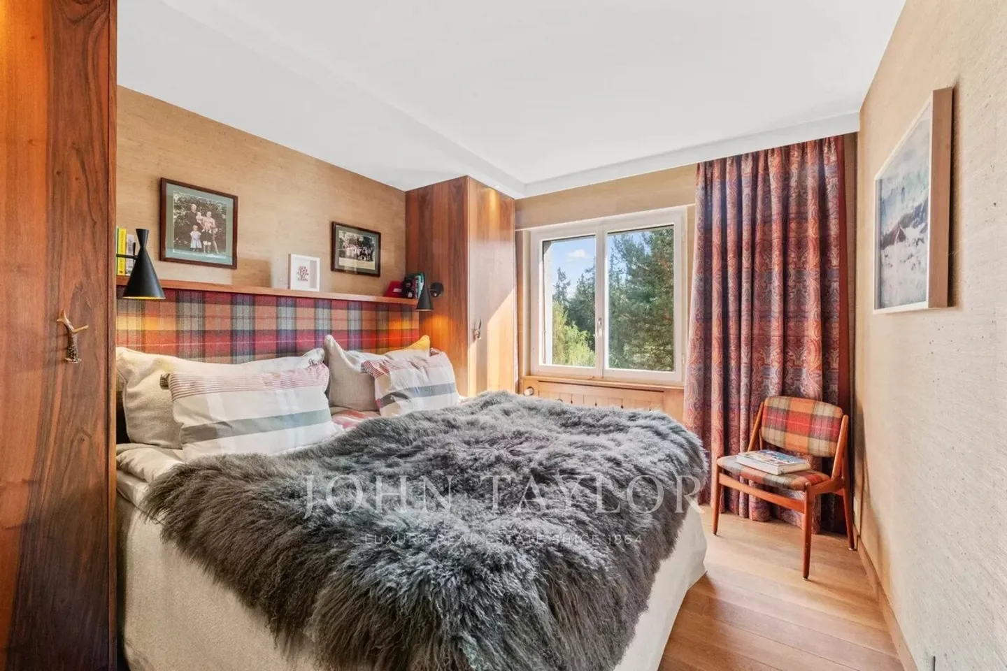 CRANS-MONTANA Near center - Bright 4.5 room apartment + 1 maid's room, magnificent view, balcony, garage. - Photo 7 of 12
