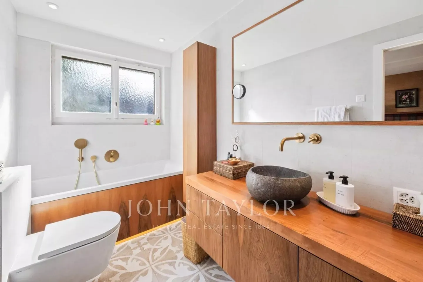 CRANS-MONTANA Near center - Bright 4.5 room apartment + 1 maid's room, magnificent view, balcony, garage. - Photo 8 of 12