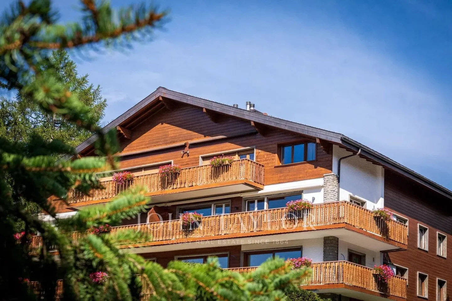 CRANS-MONTANA Near center - Bright 4.5 room apartment + 1 maid's room, magnificent view, balcony, garage. - Photo 1 of 12