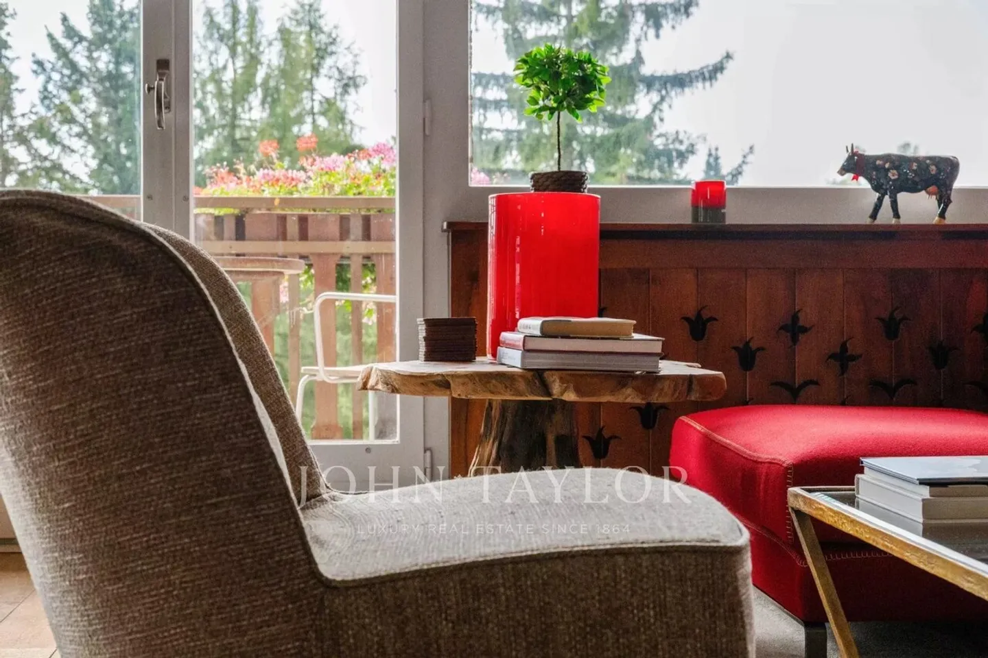 CRANS-MONTANA Near center - Bright 4.5 room apartment + 1 maid's room, magnificent view, balcony, garage. - Photo 3 of 12