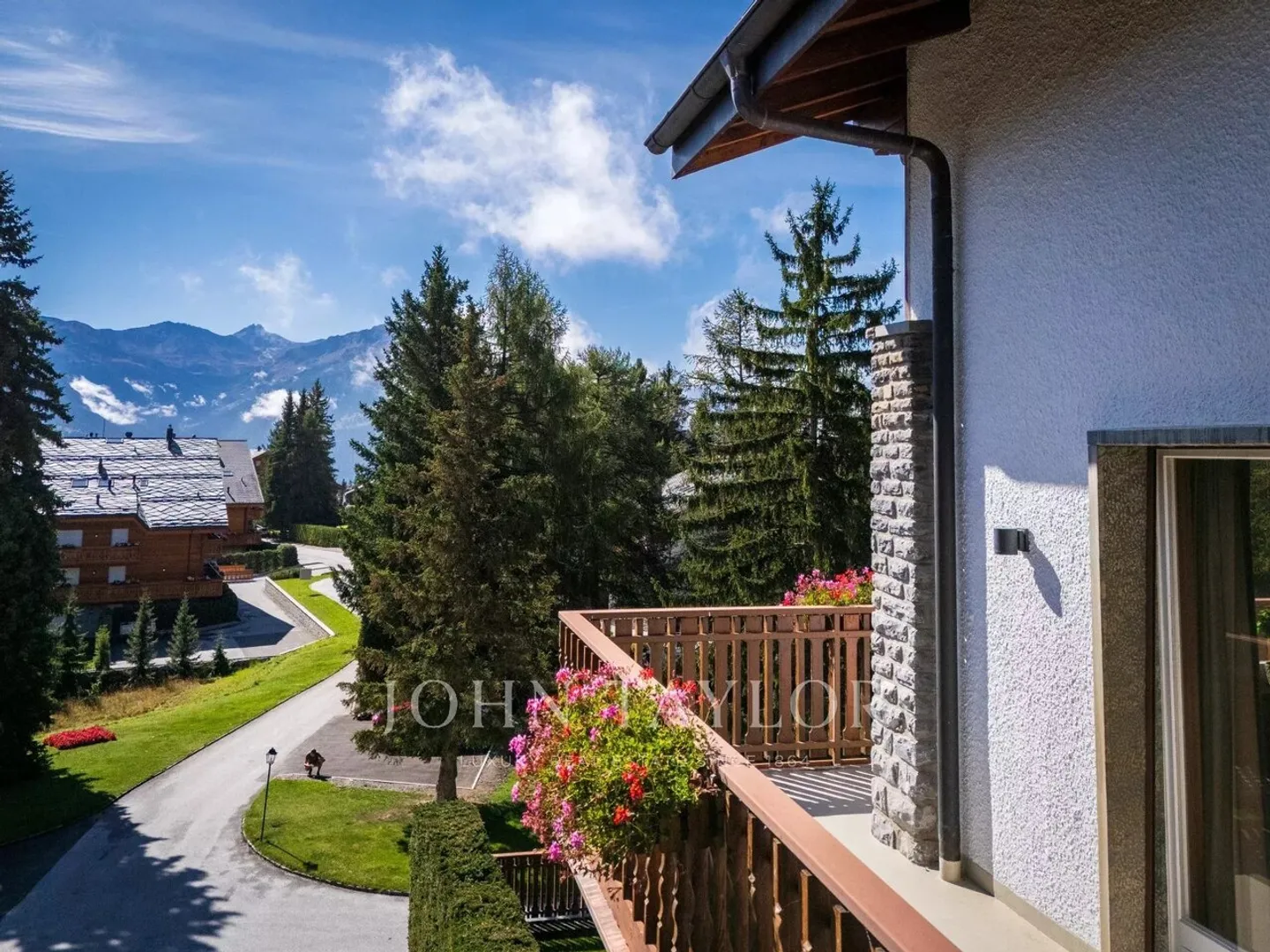 CRANS-MONTANA Near center - Bright 4.5 room apartment + 1 maid's room, magnificent view, balcony, garage. - Photo 11 of 12