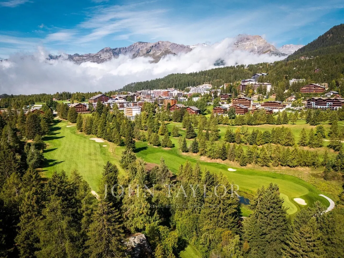 CRANS-MONTANA Near center - Bright 4.5 room apartment + 1 maid's room, magnificent view, balcony, garage. - Photo 12 of 12