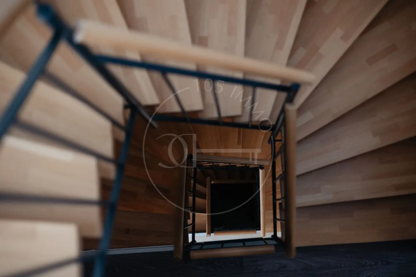 Bright triplex with cozy outdoor space - Photo 4 of 6