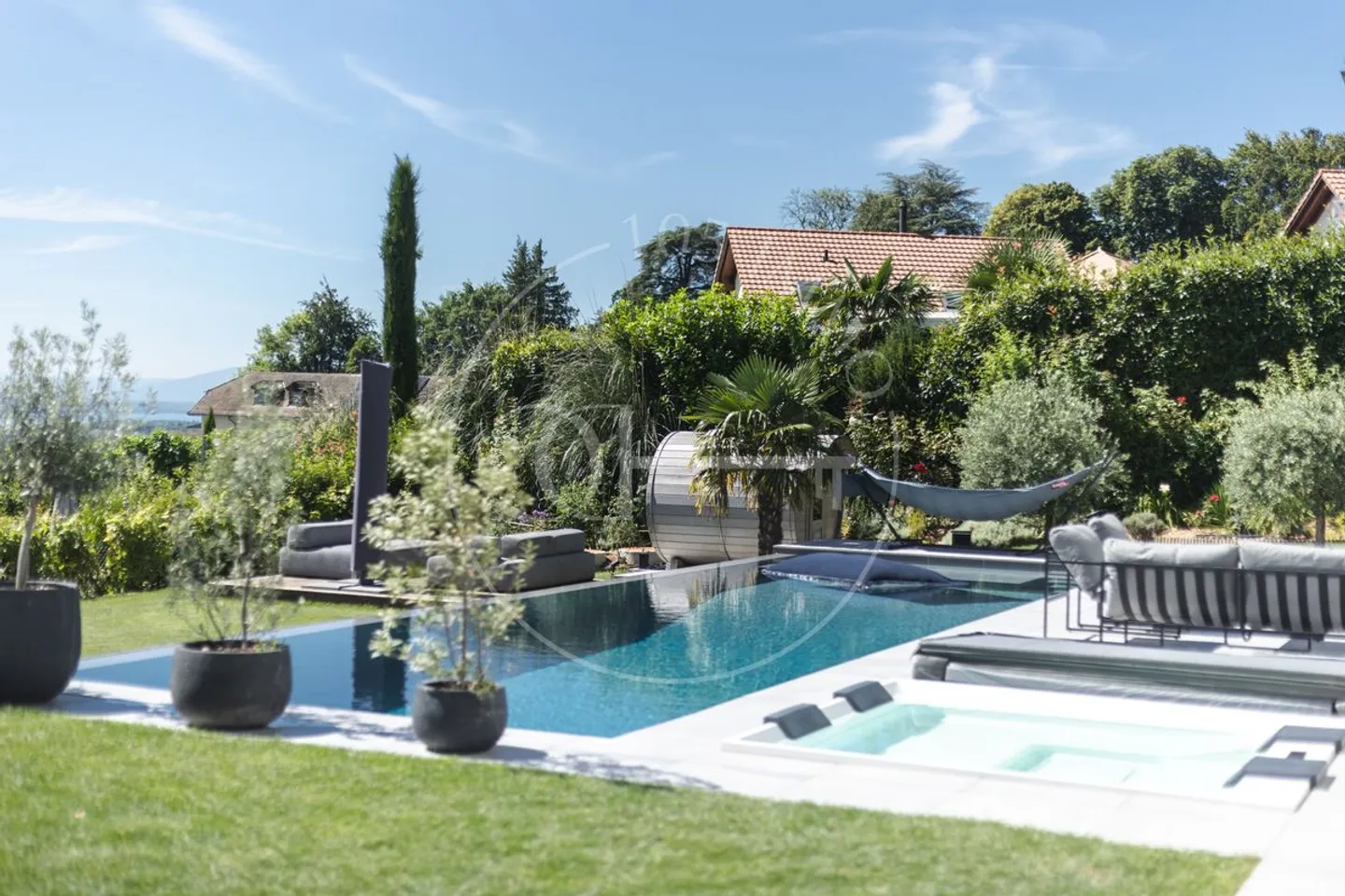 Magnificent villa with lake view - Photo 1 of 10