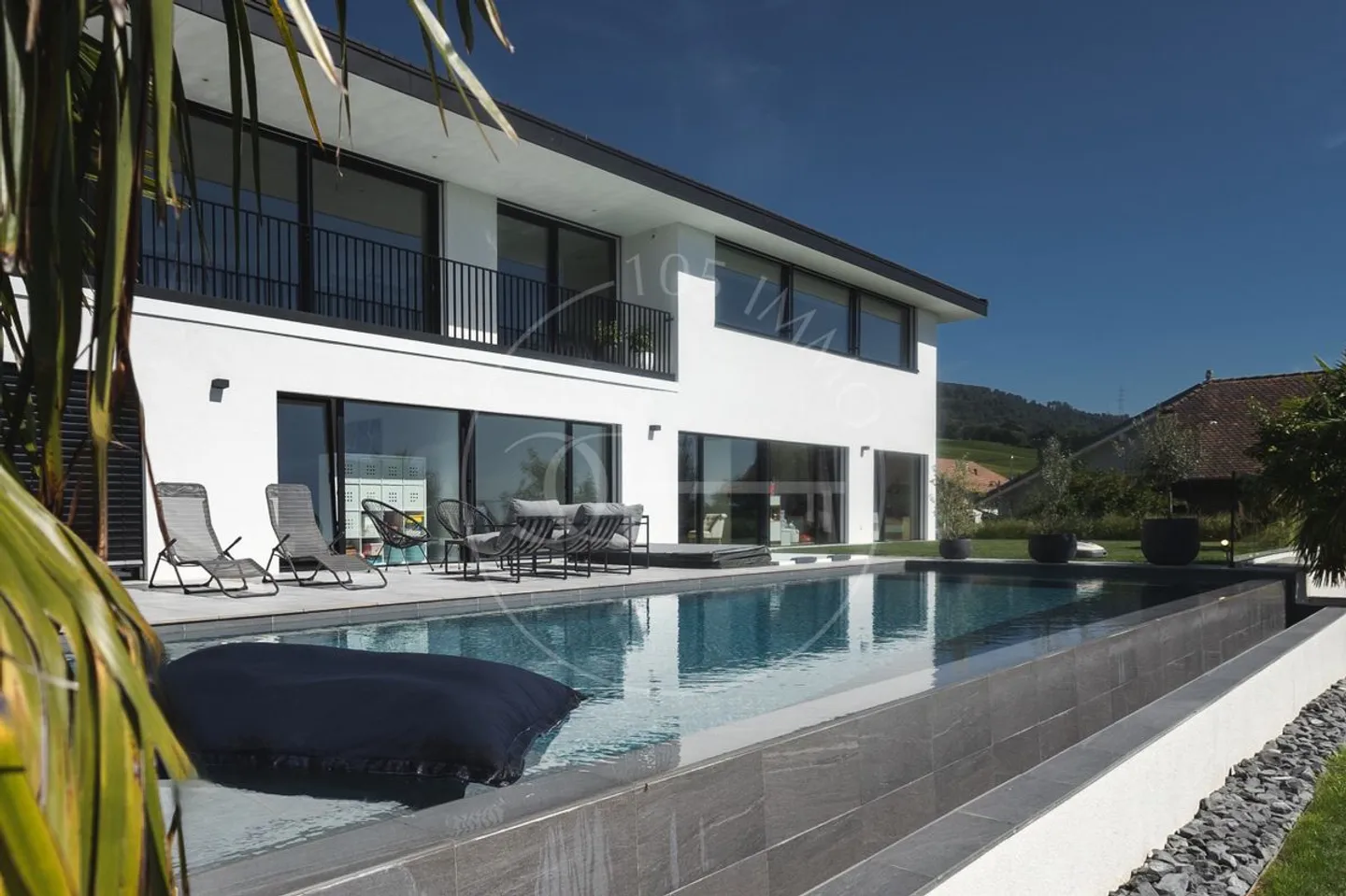 Magnificent villa with lake view - Photo 2 of 10