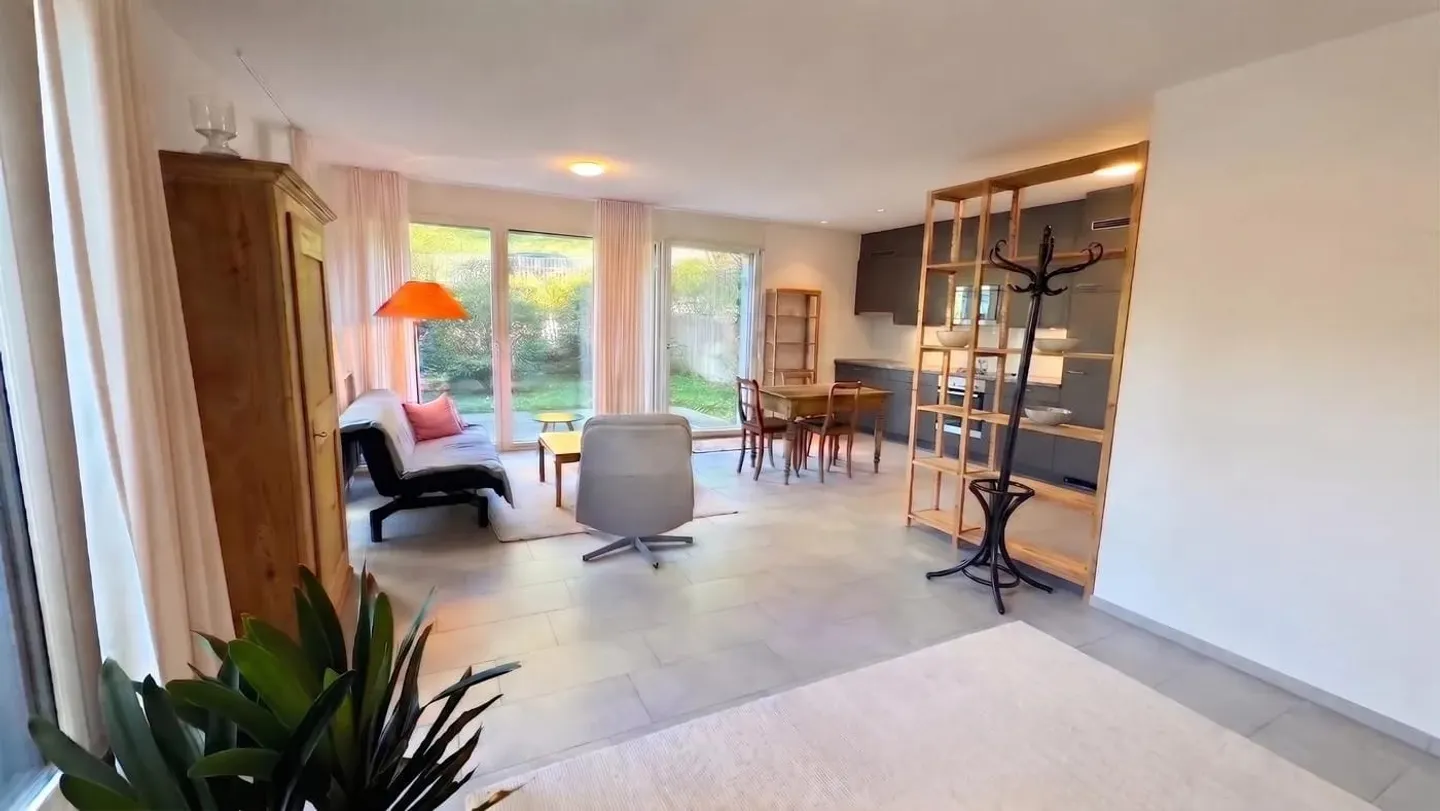HELL, MODERN, WITH PRIVATE GARDEN - IDEAL FOR LIVING, WORKING OR AS A STUDIO - Photo 3 of 13