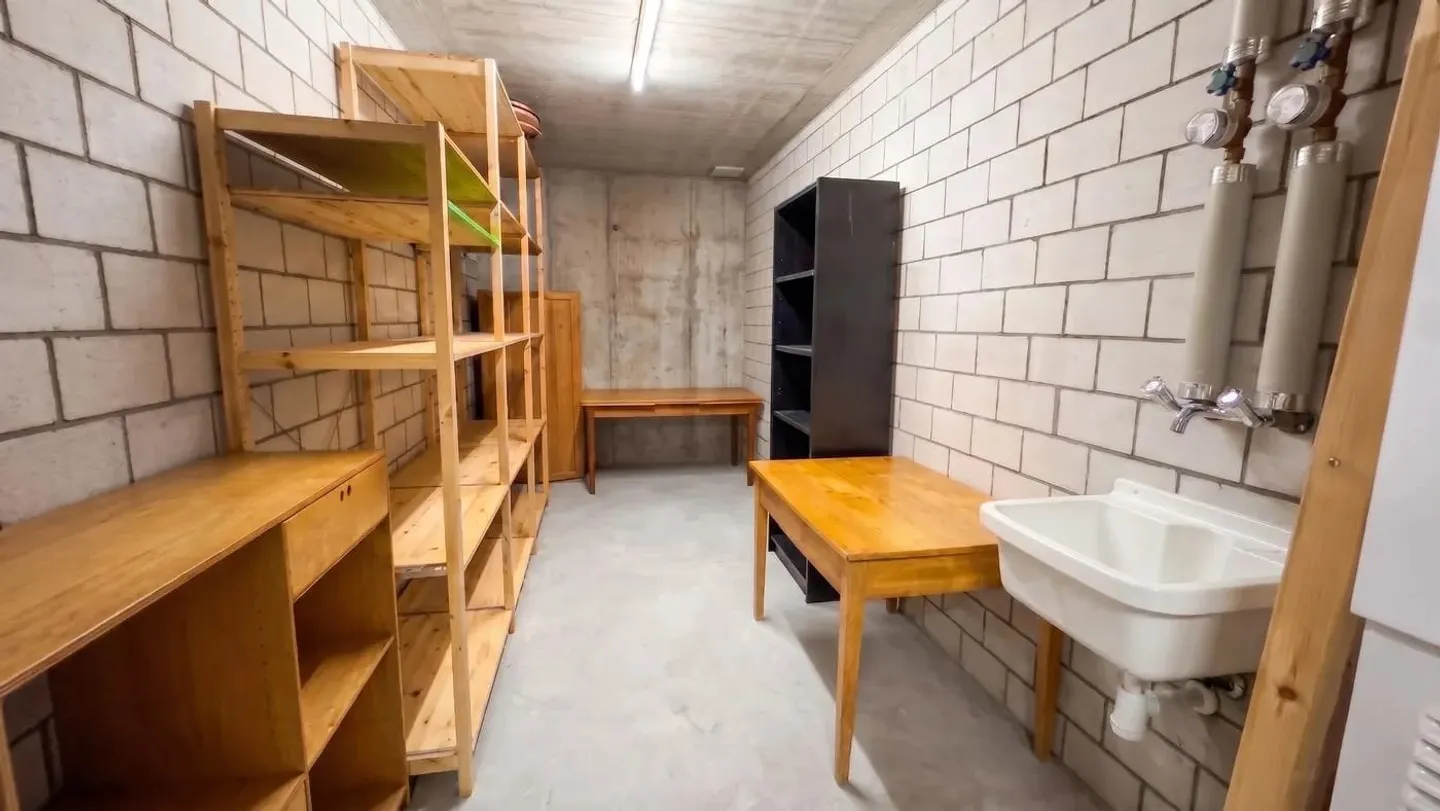 HELL, MODERN, WITH PRIVATE GARDEN - IDEAL FOR LIVING, WORKING OR AS A STUDIO - Photo 9 of 13
