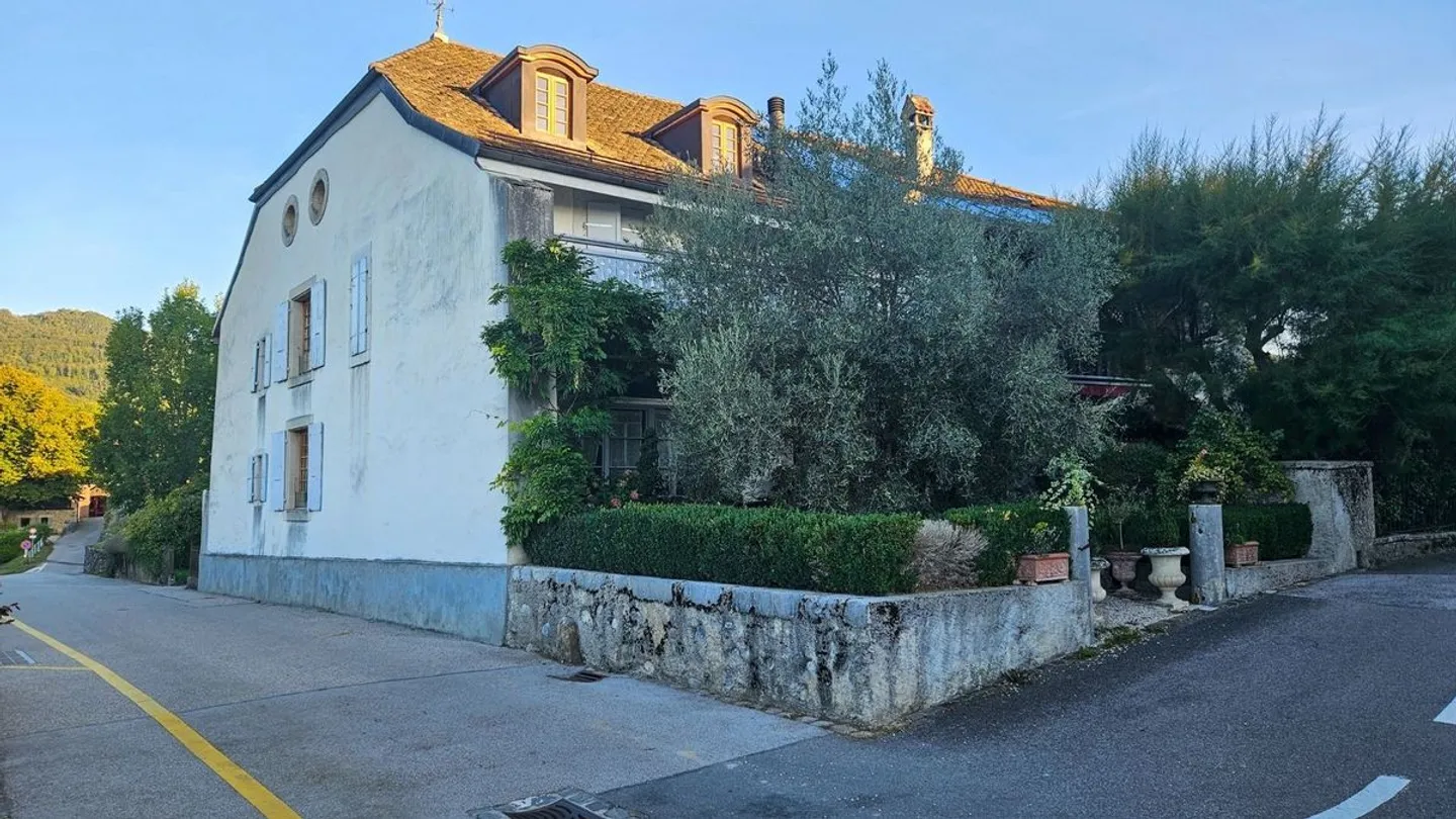 Casa di charme ristrutturata in vendita a Givrins - Foto 2 di 8