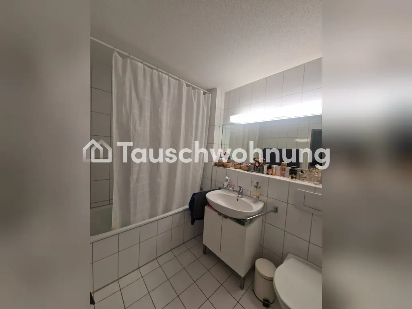 Charming 2.5-room apartment in Zurich, District 11 - Photo 2 of 3