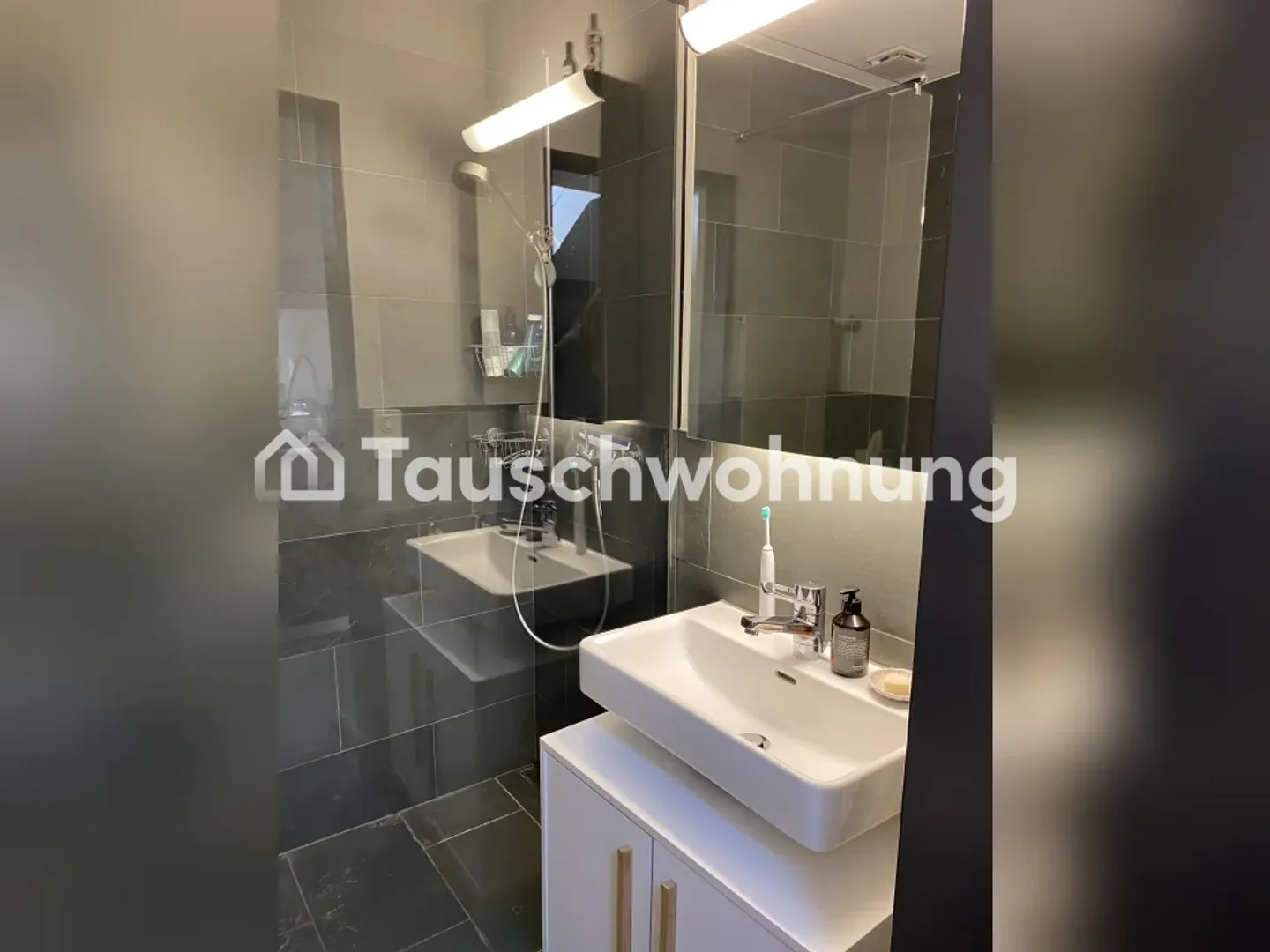 Stylish 1.5 Apartment in a Very Central Location! - Photo 3 of 5