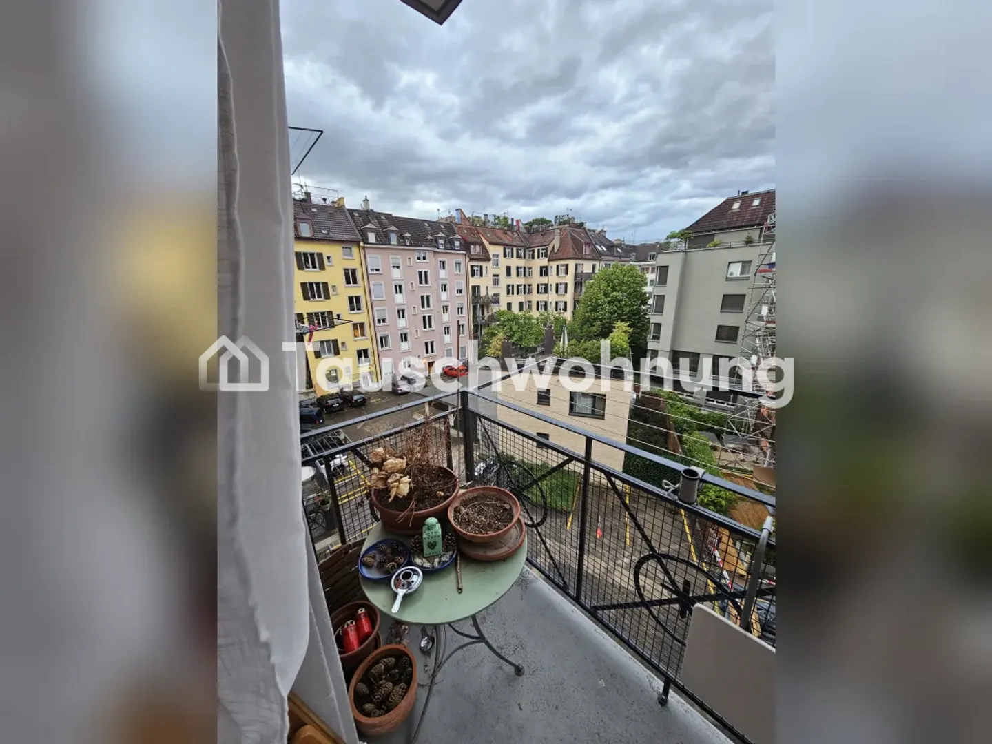 Charming old apartment with high ceilings and 2 balconies - Photo 4 of 5