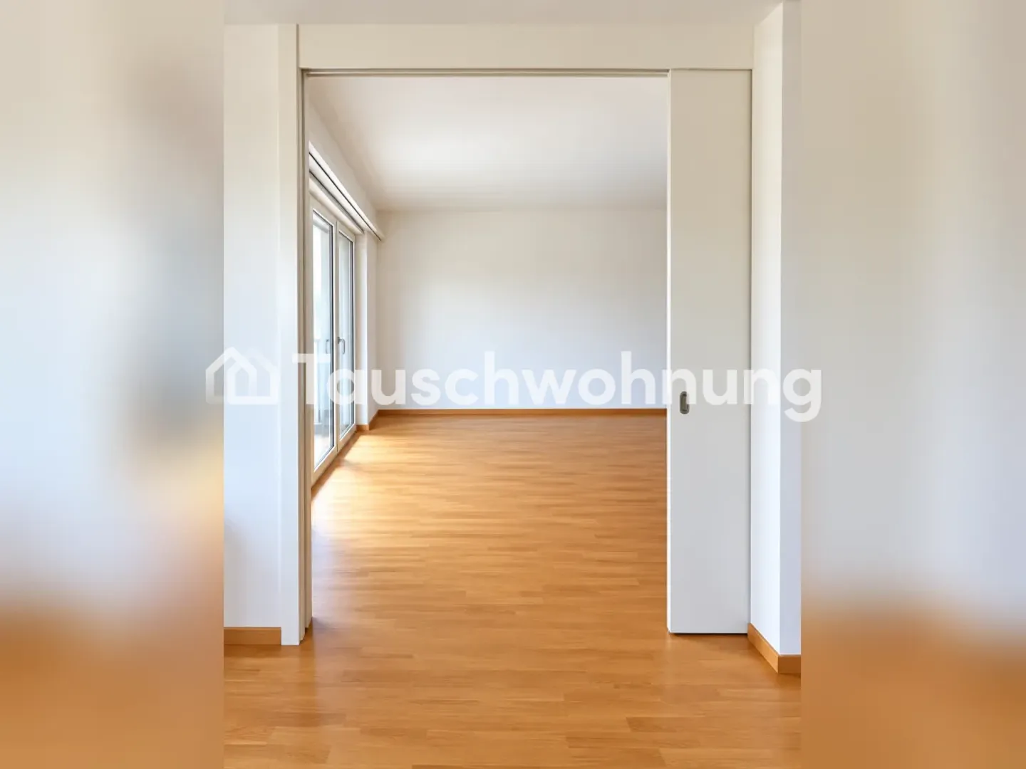 2.5-room apartment in the brutalist tower in Zurich - Photo 2 of 5