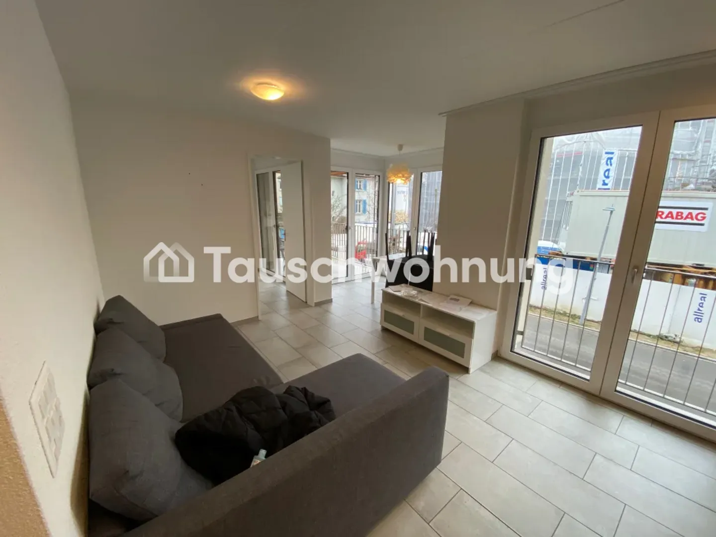 Exchange 40 m² 2-room apartment in Zurich Seebach, District 11 - Photo 1 of 12