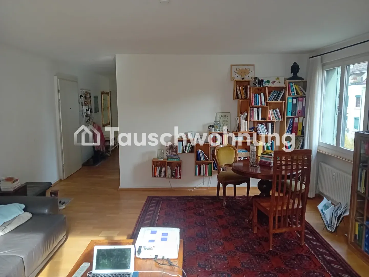 Bright Corner Apartment with Balcony - Photo 3 of 10