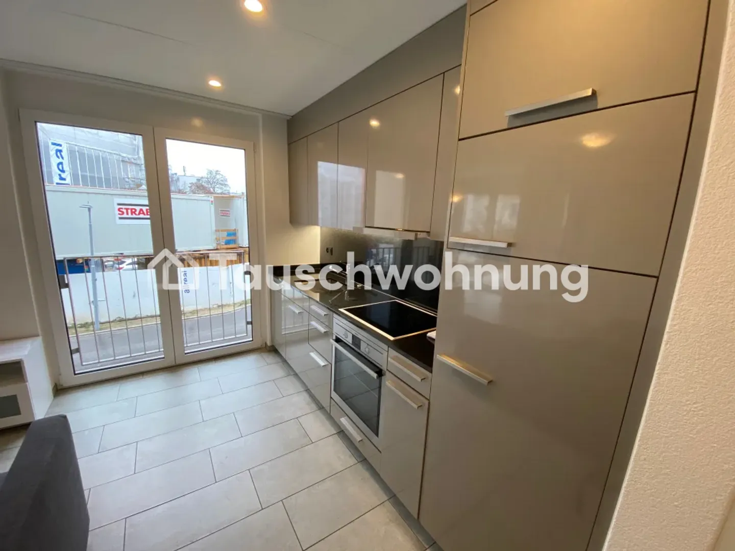 Exchange 40 m² 2-room apartment in Zurich Seebach, District 11 - Photo 2 of 12